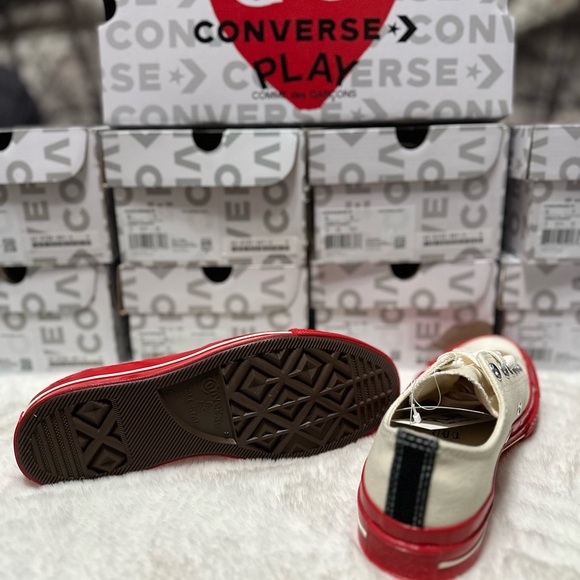 COMME DES GARÇONS PLAY
Off-White & Red Converse Edition Chuck 70 Sneakers - Picture 5 of 8